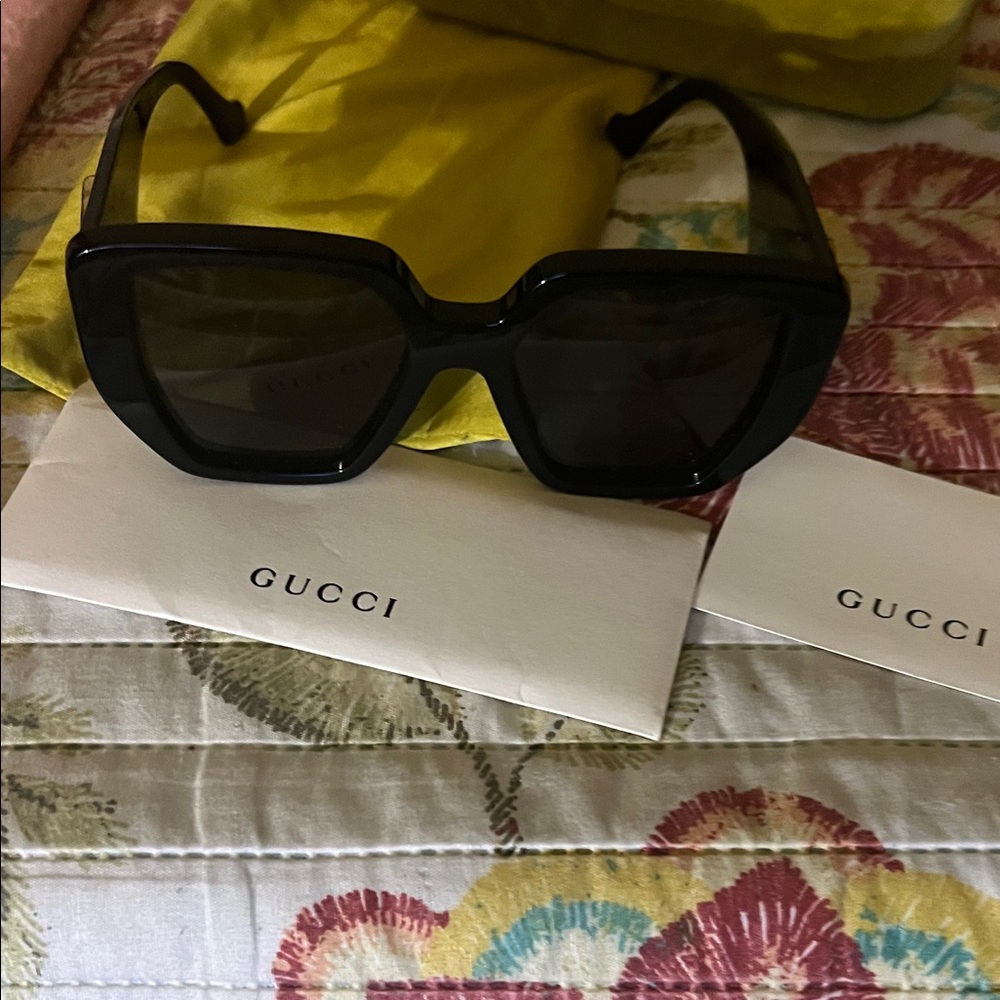 Authentic Gucci Black Unisex Sunglasses with Gold Accents big double GG🔥🔥🔥 - Picture 6 of 6